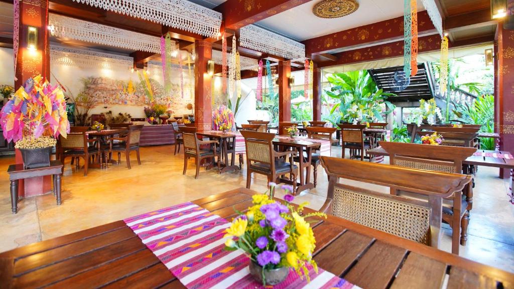 hotels for gays chiang mai yaang come village hotel