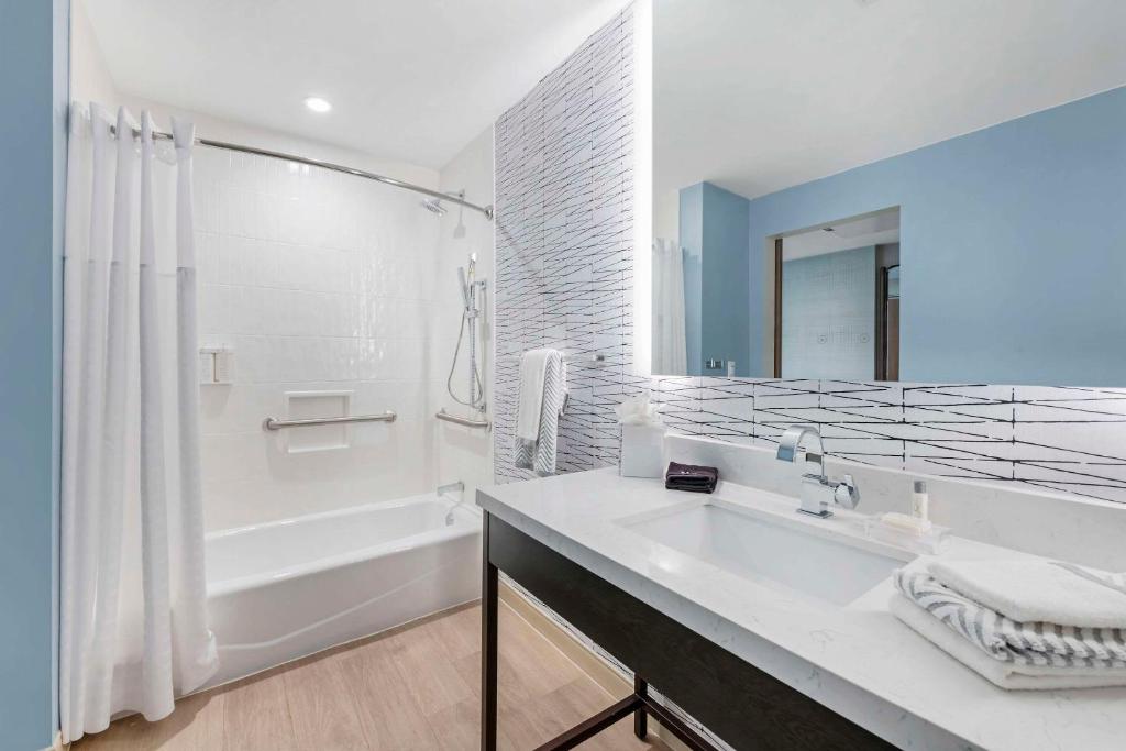 cambria hotel austin downtown hotels for gays austin bathroom