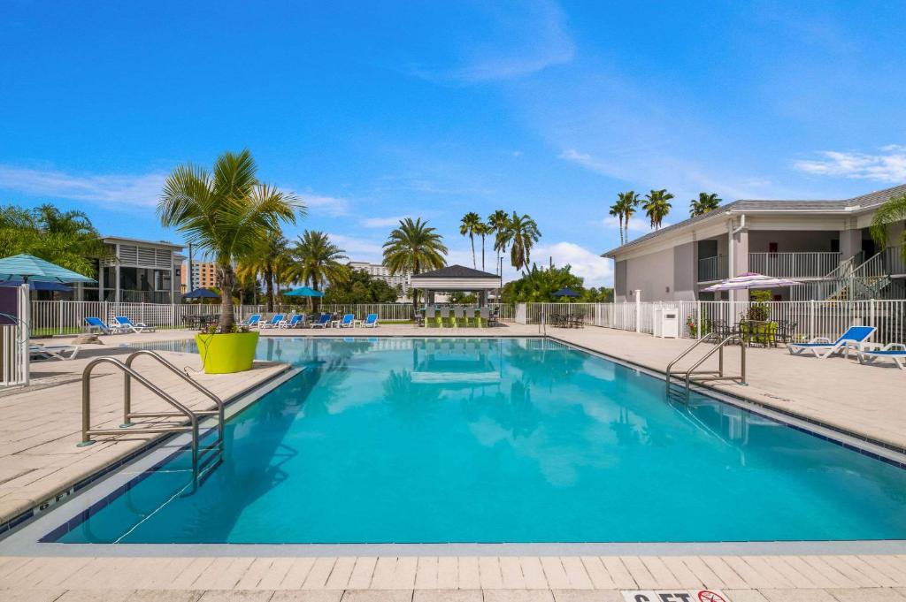 clarion inn & suites hotels for gays orlando swimming pool
