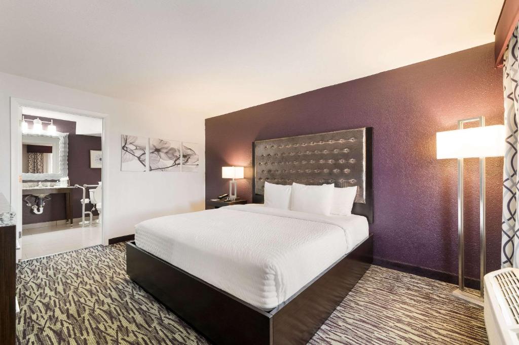 clarion inn & suites hotels for gays orlando room