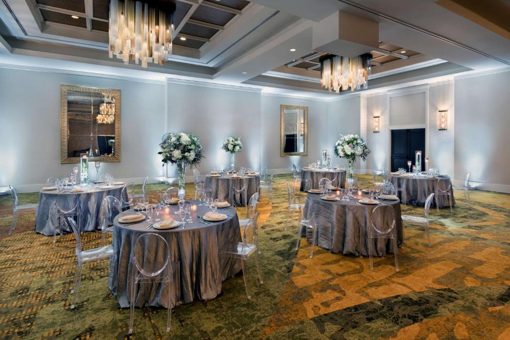 the inn at penn hotels for gays philadelphia restaurant
