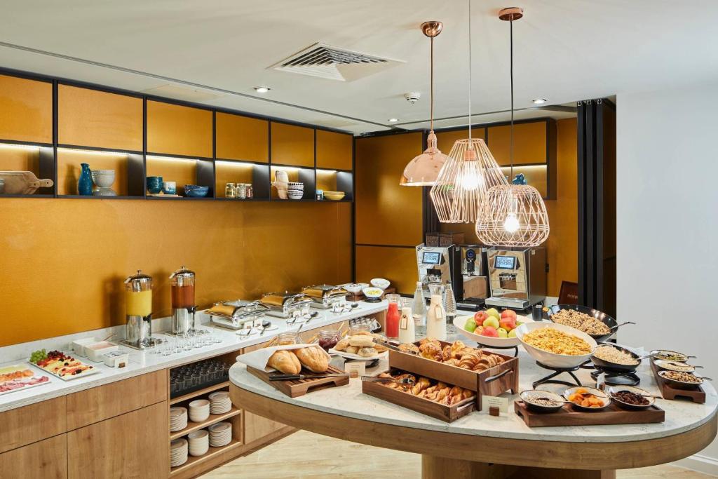 courtyard by marriott oxford city centre hotels for gays oxford restaurant