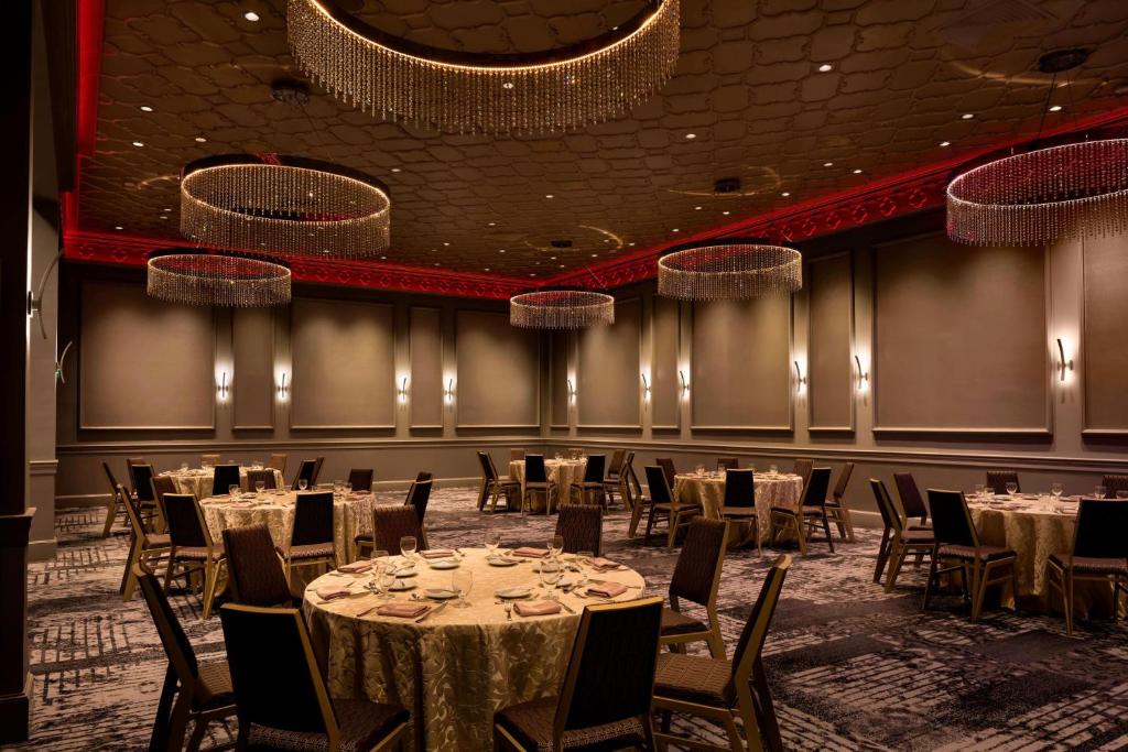sheraton commander hotel hotels for gays cambridge lounge