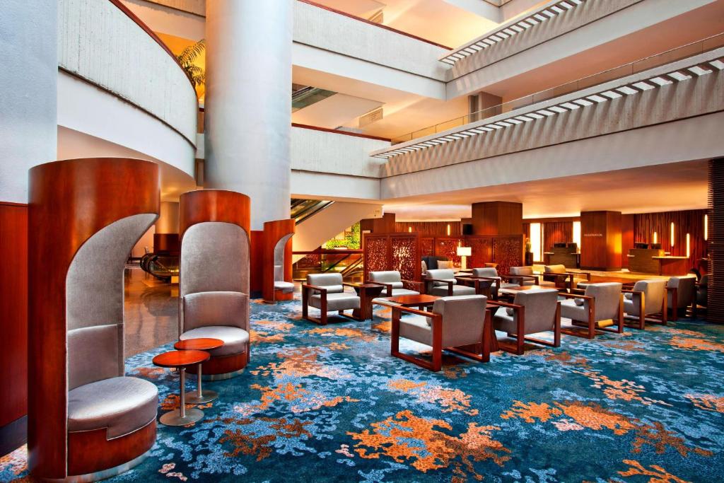 the westin peachtree plaza hotel hotels for gays atlanta lounge