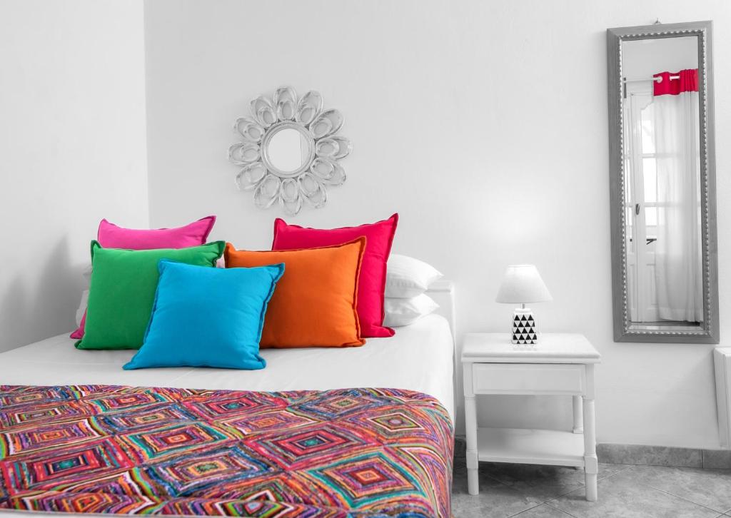 abelonas retreat hotels for gays santorini room