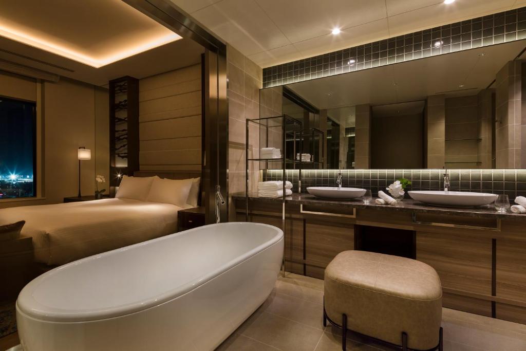 hilton hiroshima hotels for gays hiroshima room with tub
