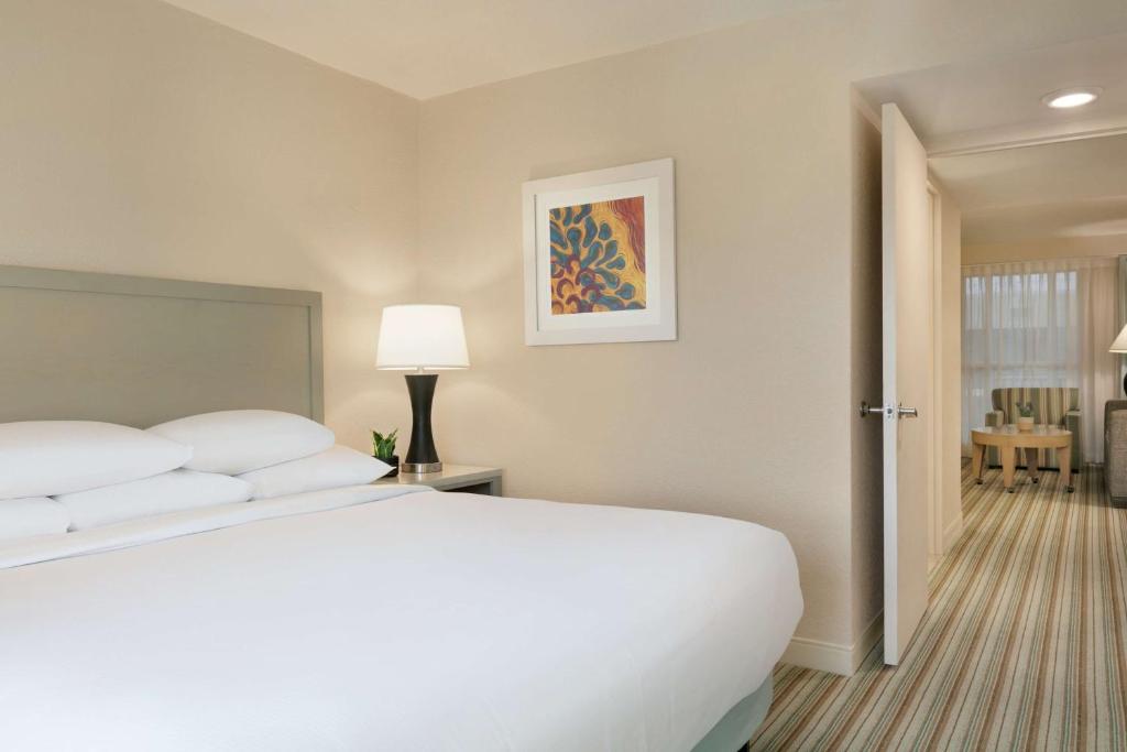 embassy suites hotels for gays san juan room